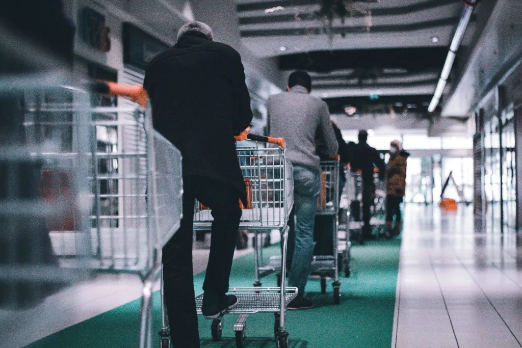 sm-msp-queue stat=Deferred: Connection refused by 127.0.0.1 2 Alışveriş merkezinde müşteriler ve alışveriş arabaları.