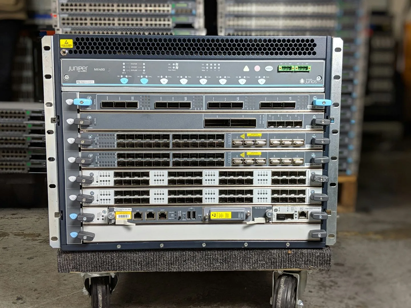 Juniper MX480 ağ yönlendirici cihazı.