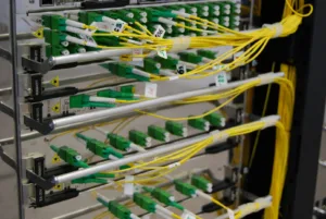 Sunucu odası kablo düzeni ve fiber bağlantıları.