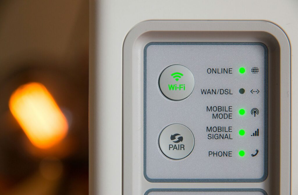 MikroTik CHR Hetzner Cloud'a nasıl kurulur? 1 Modem üzerinde Wi-Fi bağlantı ışıkları.